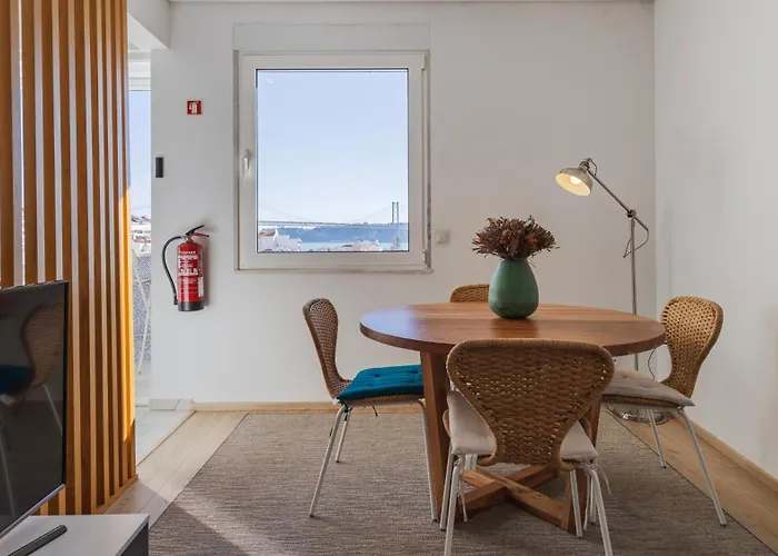 Tagus Bridge View 2bdr By Lovelystay شقة Lisboa