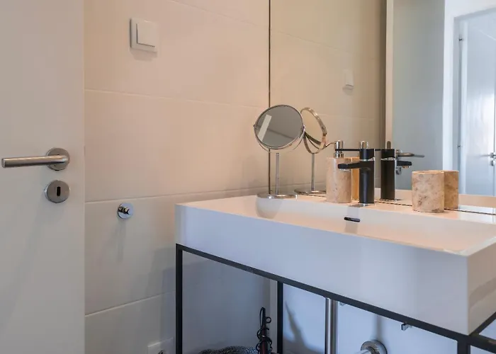 Tagus Bridge View 2bdr By Lovelystay شقة